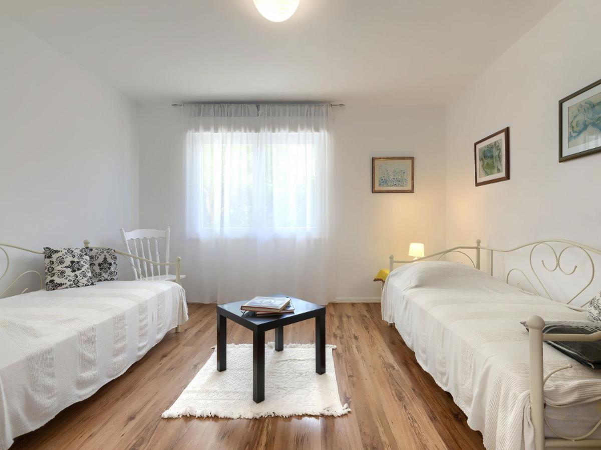 Apartment Laura By Interhome Пула Екстериор снимка