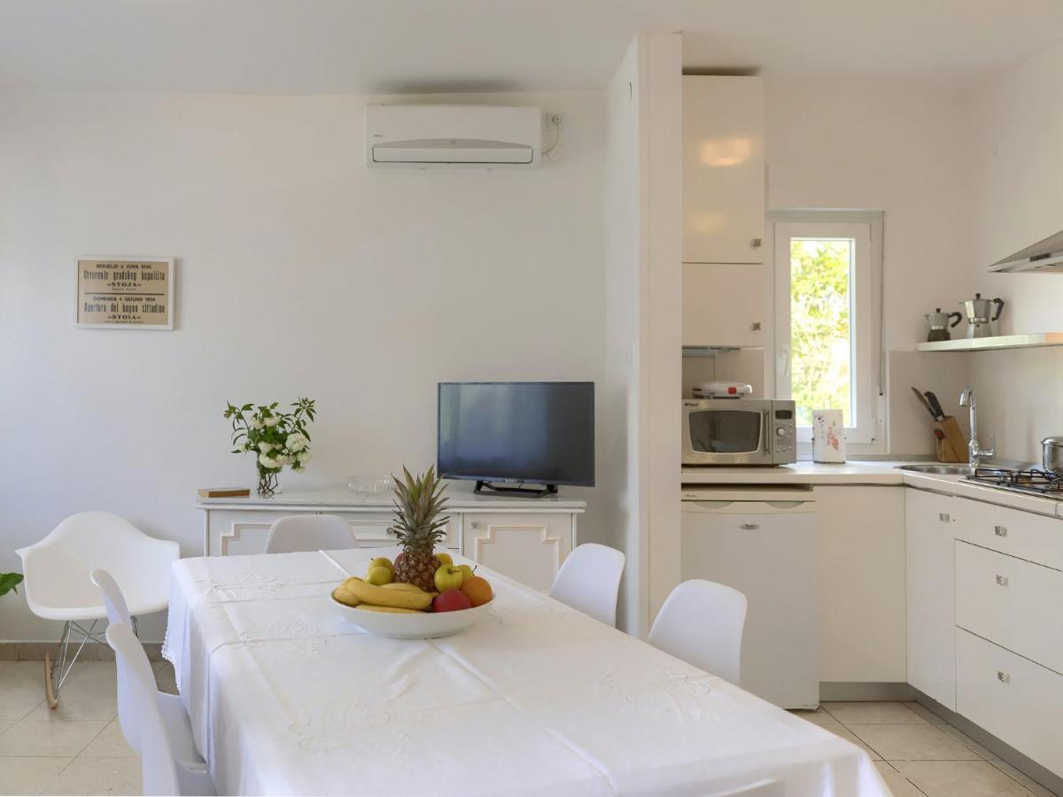 Apartment Laura By Interhome Пула Екстериор снимка
