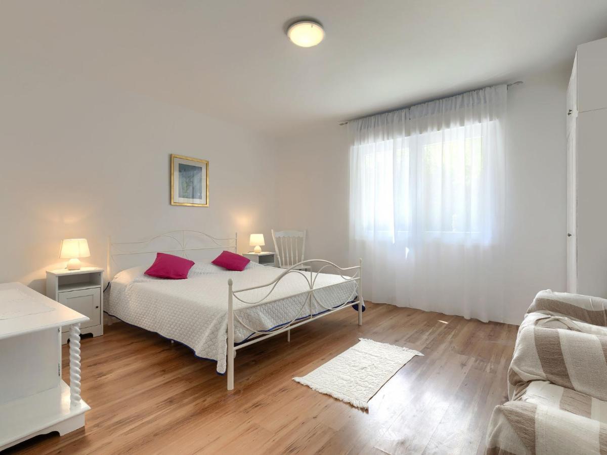 Apartment Laura By Interhome Пула Екстериор снимка