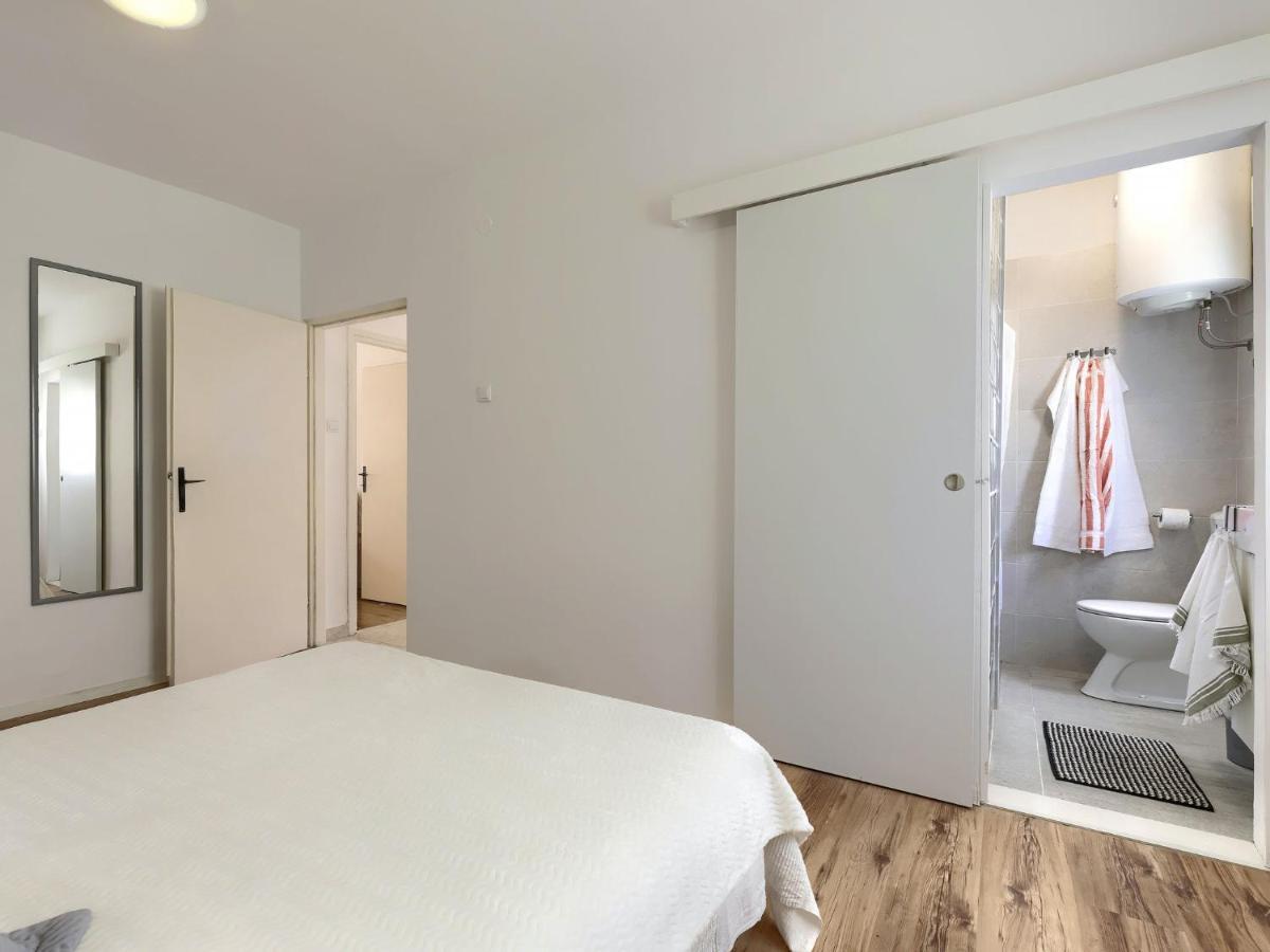 Apartment Laura By Interhome Пула Екстериор снимка
